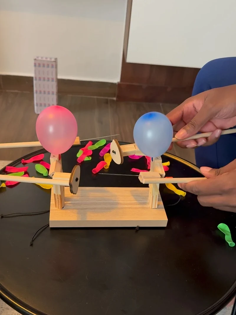 Un couple joue à Bataille de Ballons