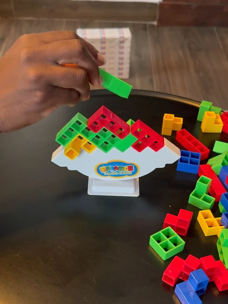 Un couple joue à Le Jeu d’Équilibre
