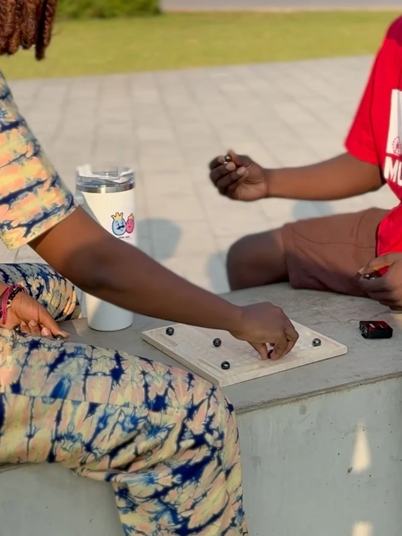 Un couple joue à Les Boules Magnétiques