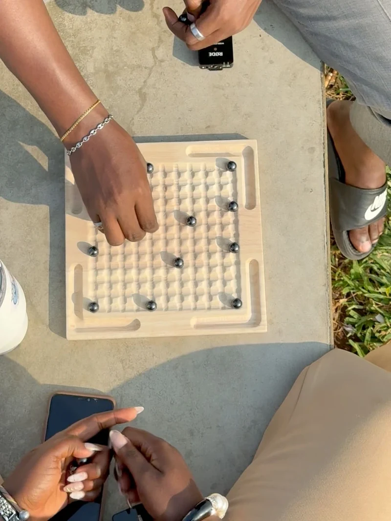 Un couple joue à Les Boules Magnétiques